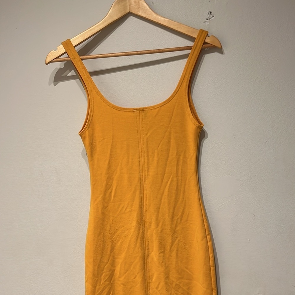 Elegant Yellow Sleeveless Dress - Picture 3 of 6